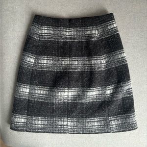 🖤🤍UNIQLO🖤Skirt in Grey, white and black plaid . X-Small . Like new condition!